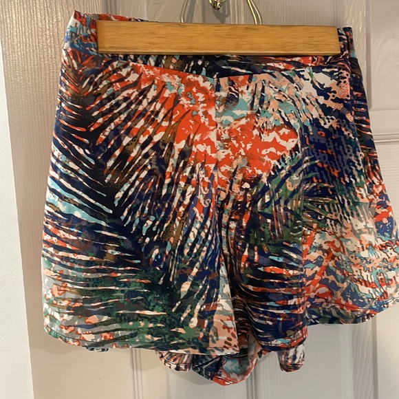 Multi- print shorts size small - Picture 3 of 4